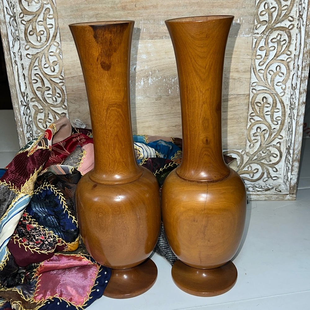 Beautiful Pair of Hand carved wooden vases - Picture 4 of 9